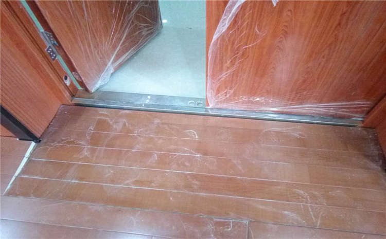 松木羽毛球館木地板怎么翻新?